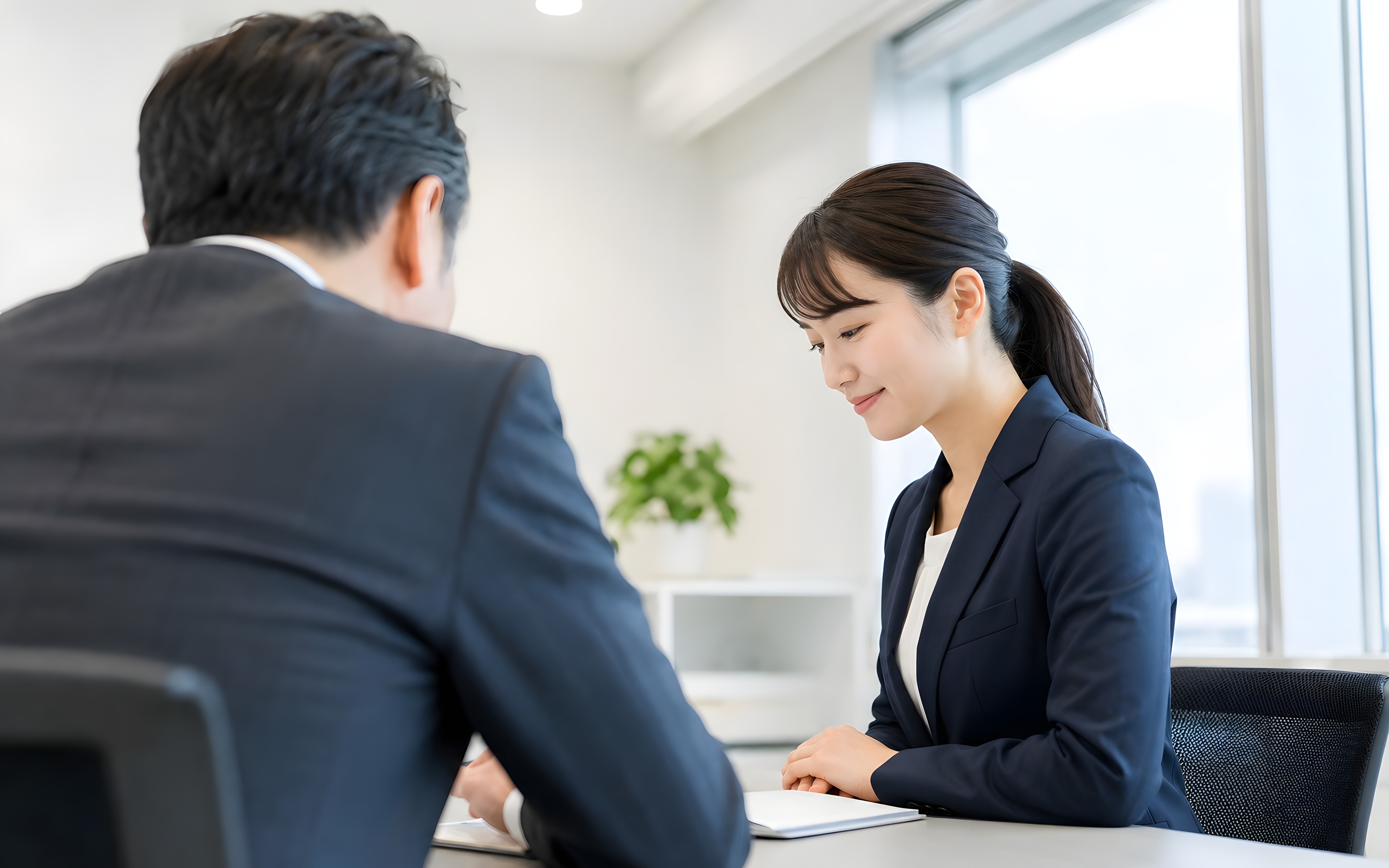 書類⁠を確認している様子